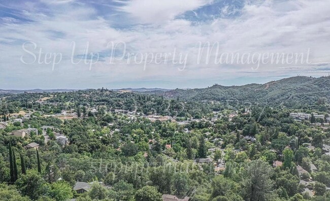 Building Photo - Spacious 3 Bedroom, 2.5 Bath Home in Myers Hill!