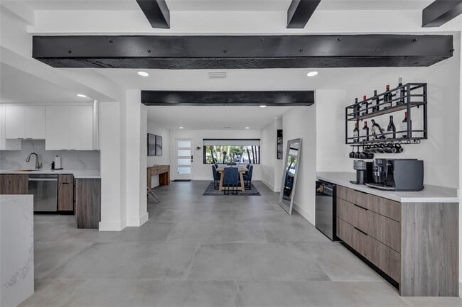 Building Photo - 160 SE 3rd Ct