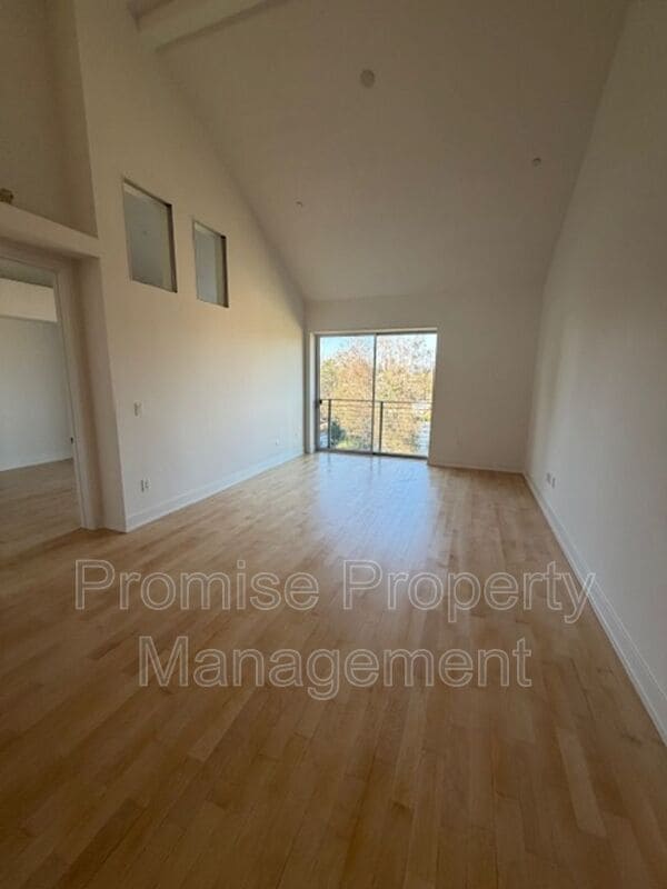 Building Photo - 12837 Moorpark St