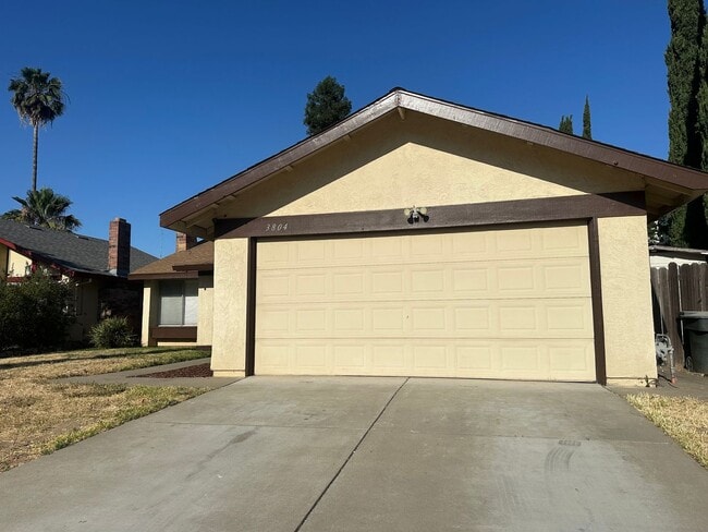 Building Photo - 3 Bedroom 2 Bathroom Home with Yard