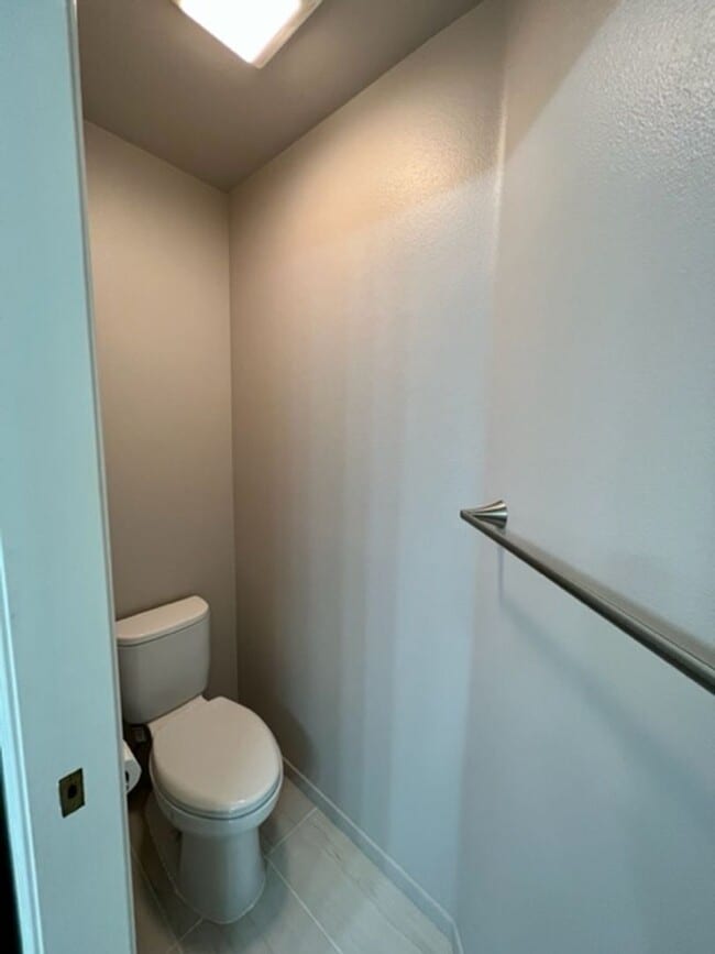 Building Photo - Updated 3 Bedroom Condo!