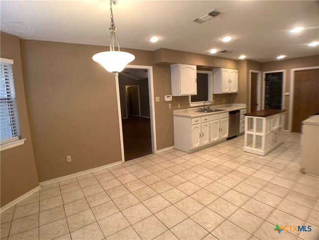 Building Photo - 826 Timber Dr