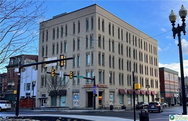 Primary Photo - 16 Centre Sq Cir