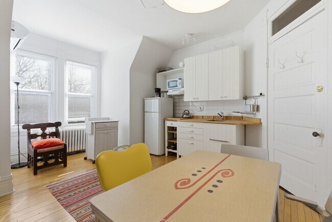 Building Photo - 2001 Orrington Ave