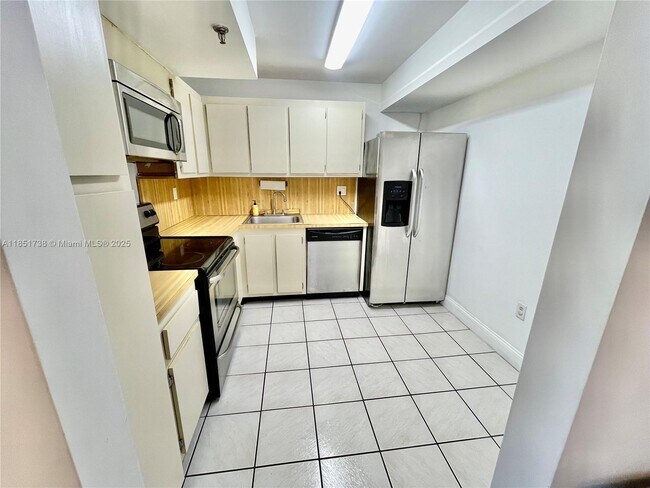 Building Photo - 2501 Brickell Ave