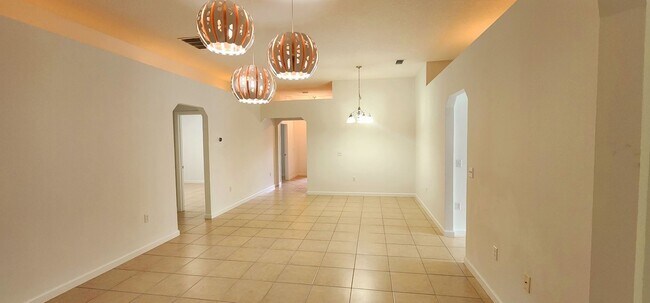 Building Photo - Serene Home on golf Course with Large Screened Patio
