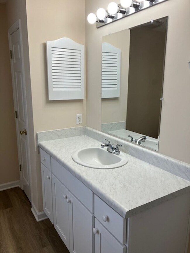 Building Photo - 721-D