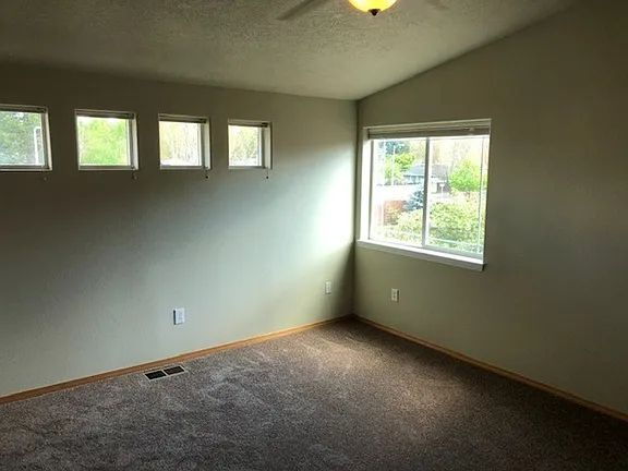 Building Photo - "Charming 3-Bedroom McMinnville Home with Cozy Fireplace and Spacious Living!"