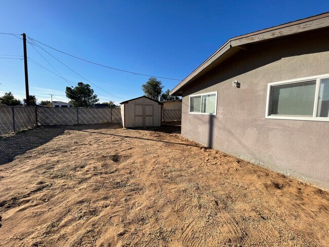 Building Photo - Apple Valley Home 4 Bedrooms, 2 Bathrooms,...