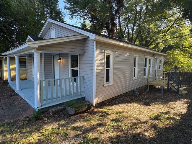 Building Photo - Easy Access to Main Street High Point! - H...