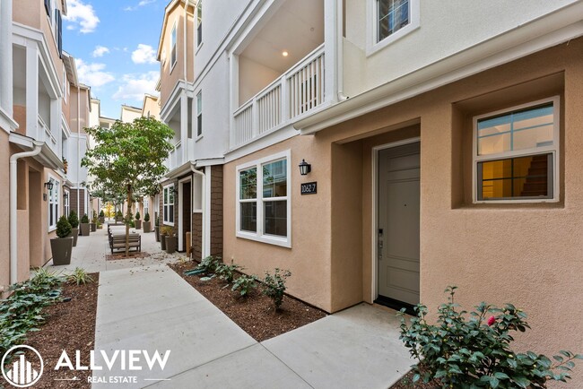 Building Photo - Luxurious 3 Bed/3.5 Bath Townhouse in Nort...