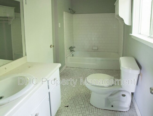Building Photo - 210 Creekwood Ln