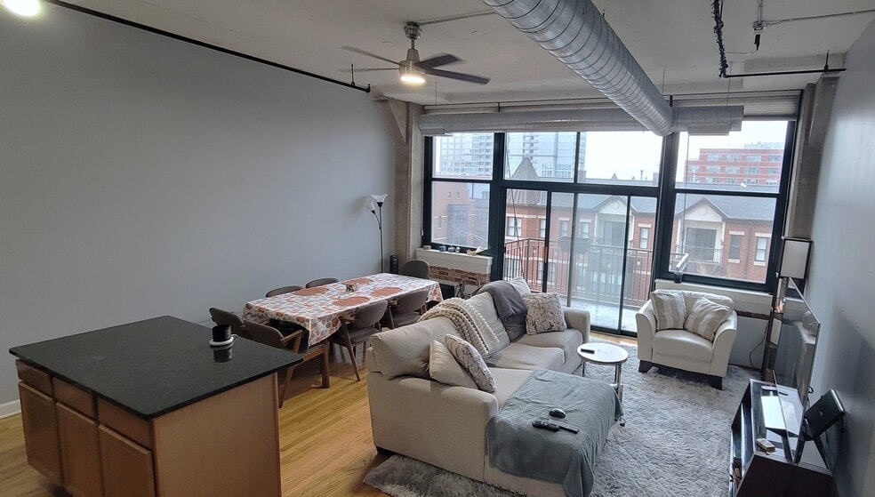 Building Photo - 221 E Cullerton St