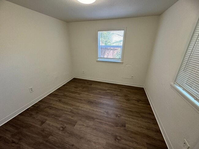 Building Photo - 1 Bedroom 1 Bath Home with a Large Outdoor Space