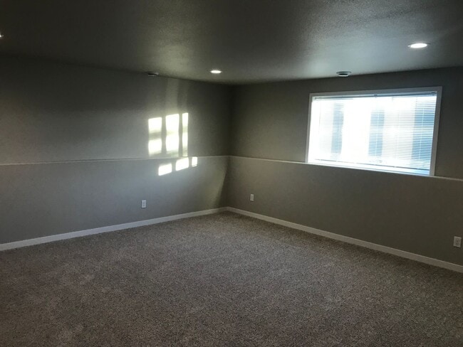 Building Photo - 4 Bed 2 Bath Single Family Home