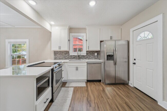 Building Photo - Charming Midtown Home – Updated and Move-I...