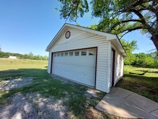 Building Photo - Gorgeous 3 bedroom, 1 bath home south of Haysville