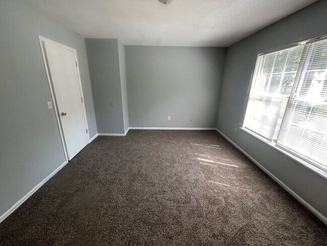 Building Photo - Charming 2-bedroom, 1.5-bath townhouse located in the desirable Irmo area near the Lake Murray Dam!