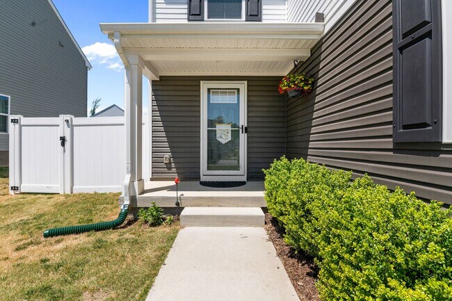 Building Photo - Beautiful 4-Bedroom Home with Fenced Backyard & Open Floor Plan!