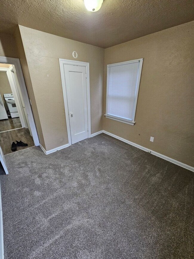 Building Photo - Downtown Unit, renovated, spacious, close to the base, ferry, and shopping