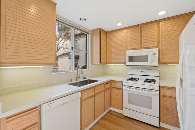 Building Photo - PRIZED UNIT IN RESORT-LIKE COMMUNITY EXCEL...