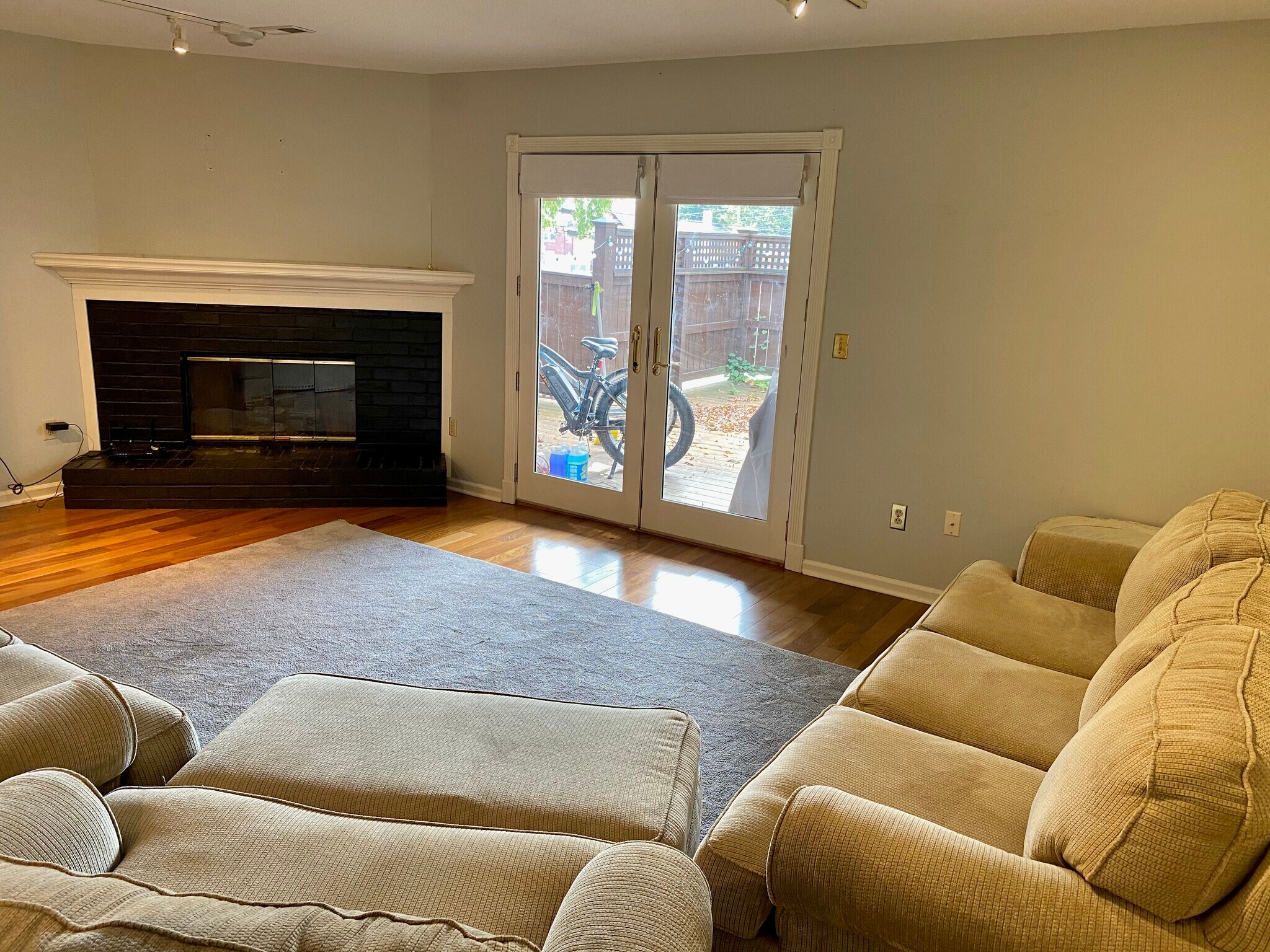Gas fireplace & back doors leading to patio - 816 Oak St