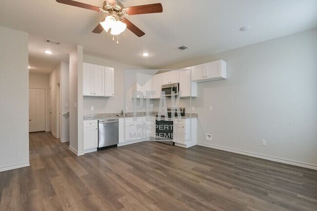 Building Photo - $1425! Stunning Fort Worth Duplex Available for Rent!