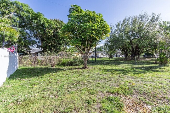 Building Photo - 616 NW 3rd Ct