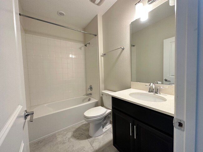 Building Photo - 4 Bed 3.5 Bath Townhouse In Storey Lake