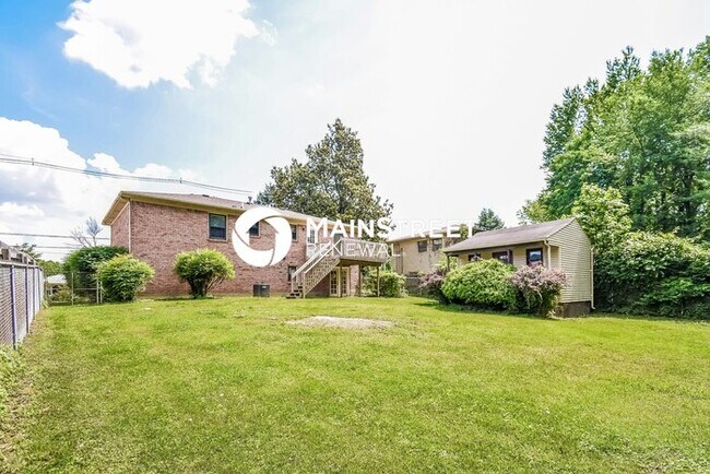 Building Photo - 3 Bedroom Pet-Friendly Home in Louisville,...