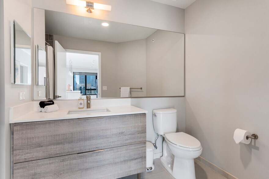 Building Photo - 823 N Clark St