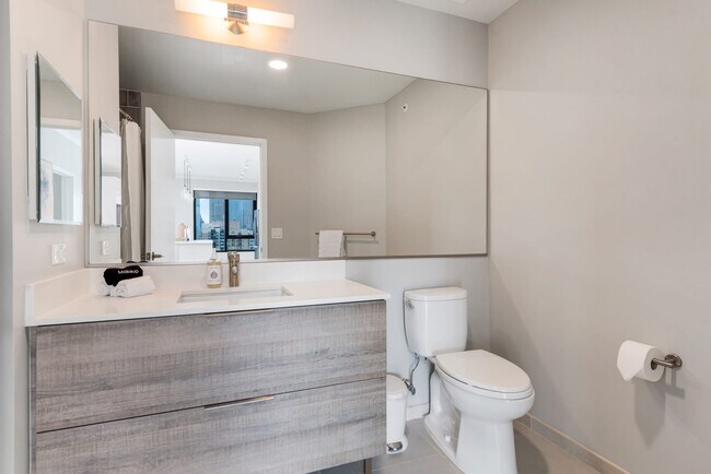 Building Photo - 823 N Clark St