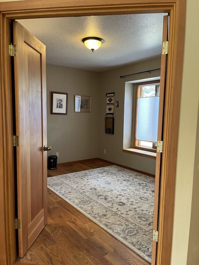 Building Photo - SEASONAL FURNISHED SHORT TERM RENTAL Offer...