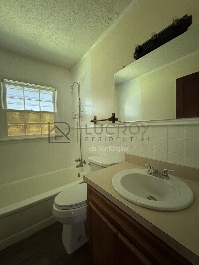 Building Photo - 3148 Sylvester Dr