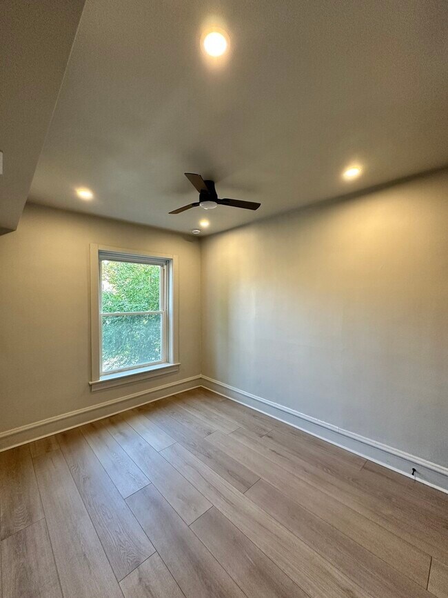 Building Photo - 1059 W Columbia Ave