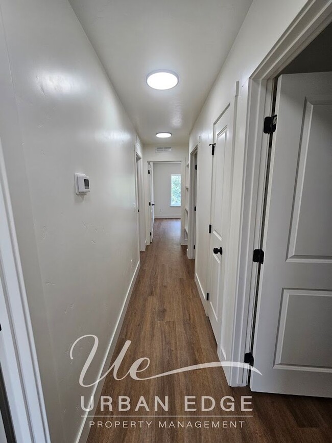 Building Photo - One Month Free Rent - Mountain Home Town HOme
