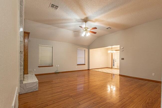Building Photo - Beautiful 3 Bed 2 Bath in the Heart of OKC!