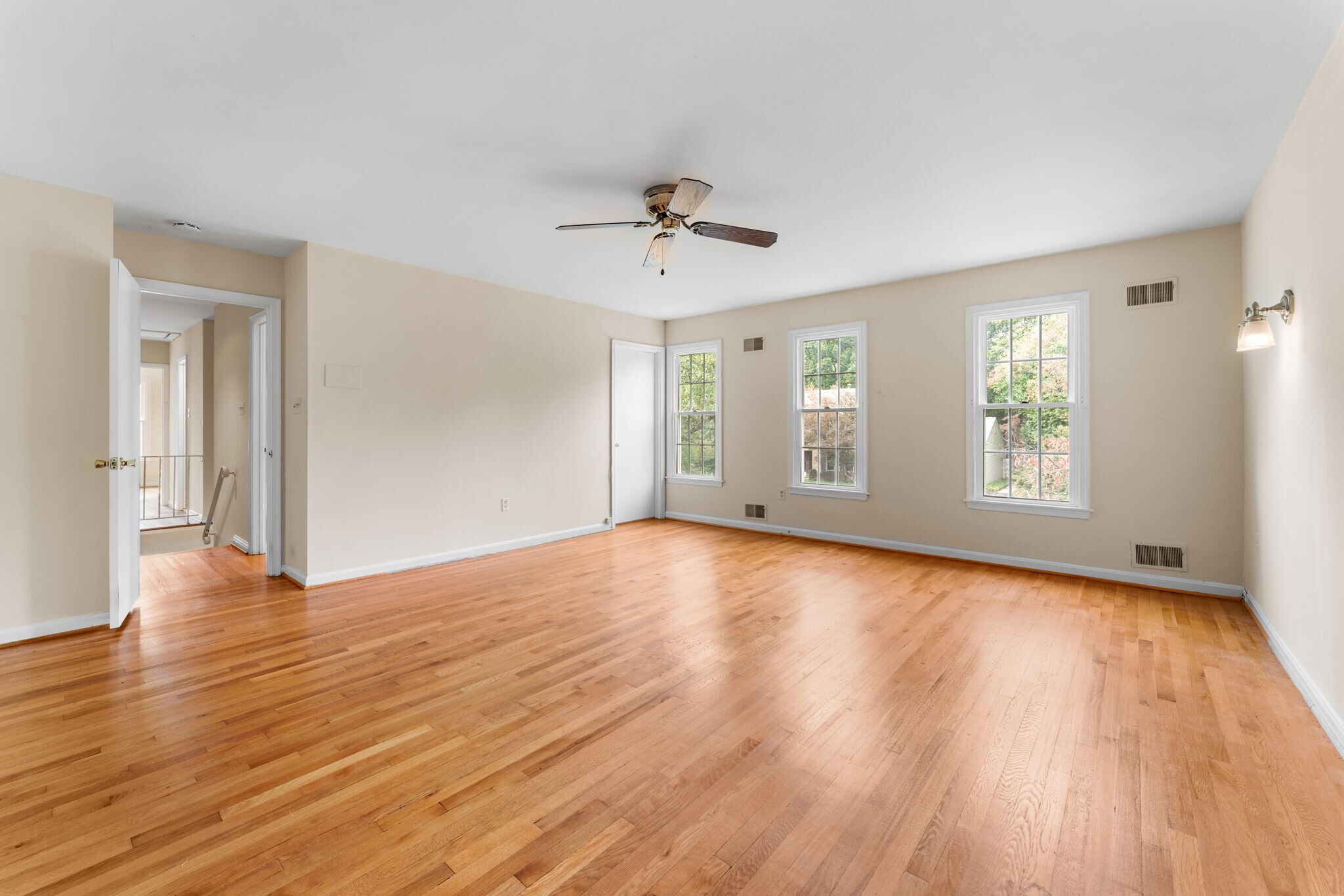 King-sized master bedroom with ceiling fan - 9 Snug Hill Ct
