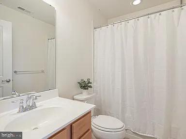 Building Photo - 40 Village Green Ln