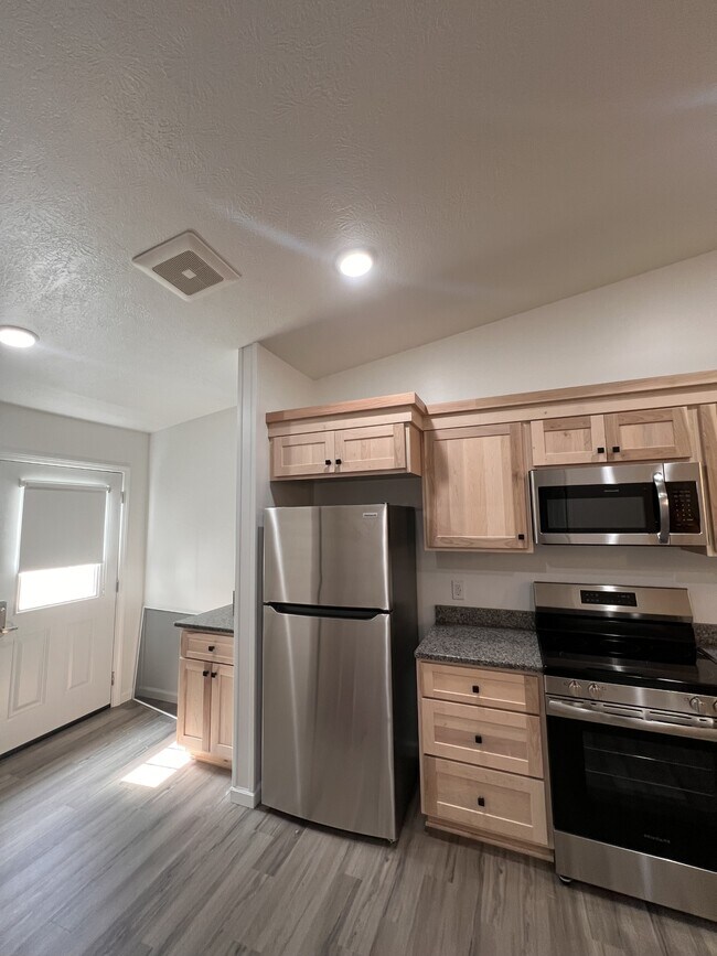 Building Photo - 209 Millersburg St