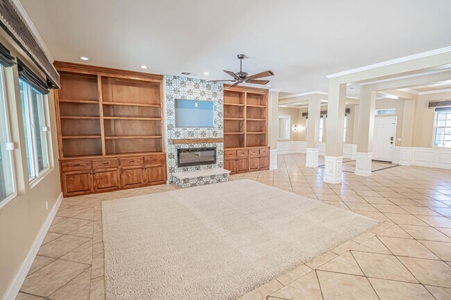 Building Photo - Single Story Pool Home for Rent in Palmdale.