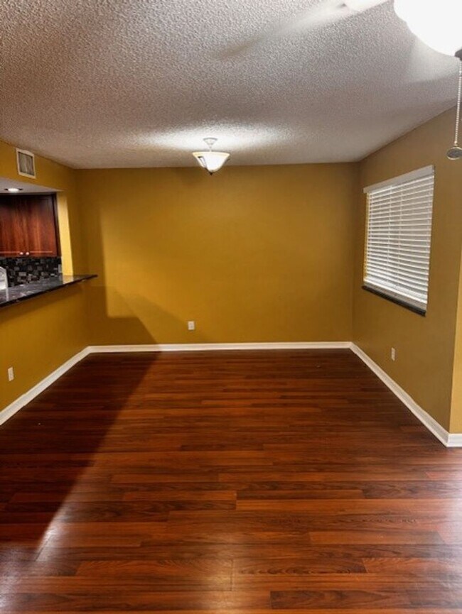 Building Photo - Luxury 3 bedroom 2 bathroom townhome avail...