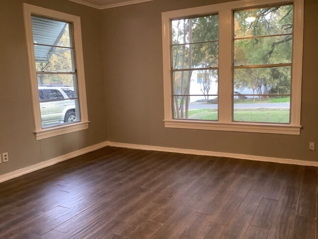 Building Photo - 2 Bedroom 1 Bath available for Rent