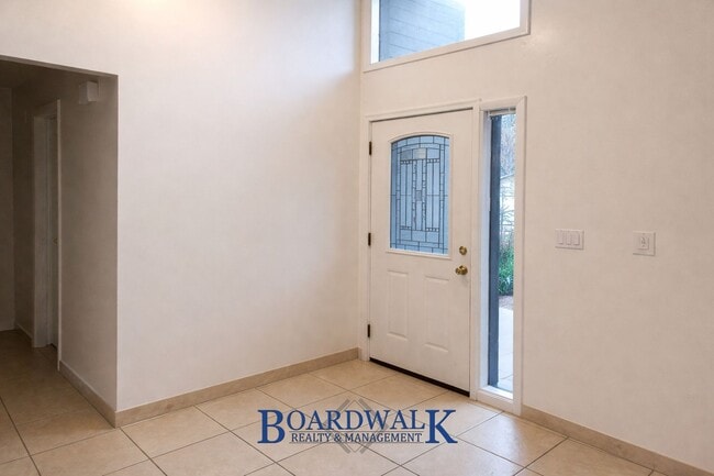 Building Photo - Beautiful 6 Bedroom Home in Sandy!