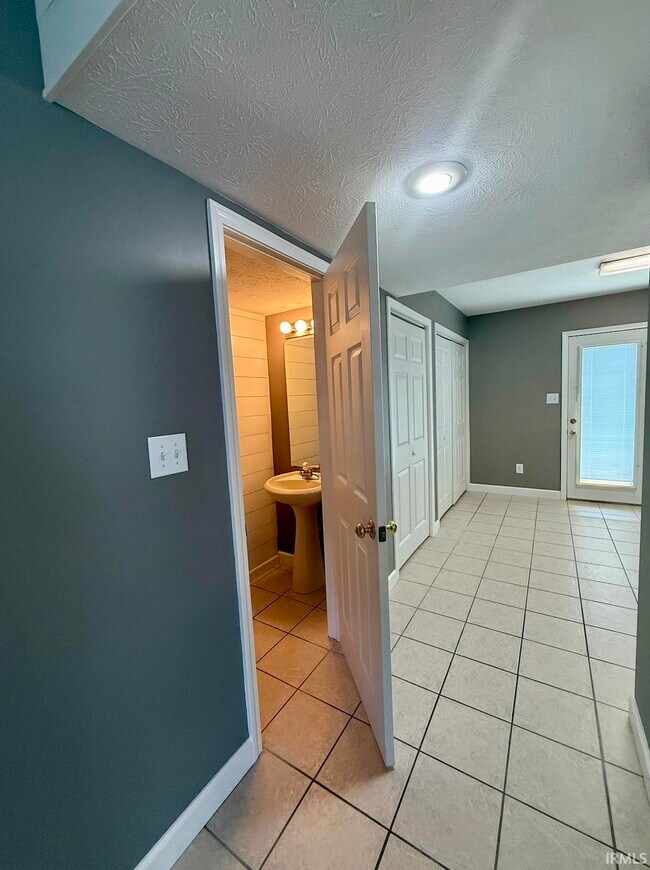 Building Photo - 3360 S Oaklawn Cir