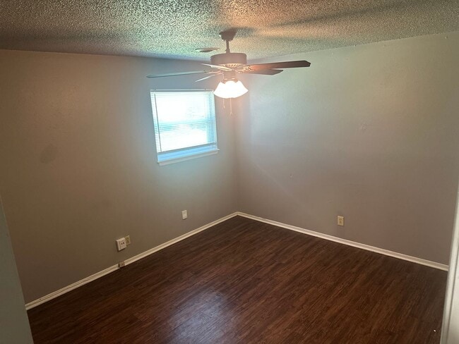 Building Photo - 2-Bedroom, 1-Bathroom Unit @ Rolling Oaks 4-Plex - Water Bill Included