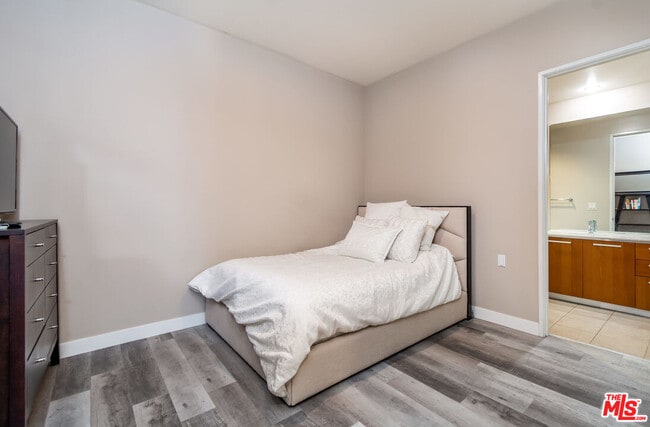 Building Photo - 801 S Grand Ave