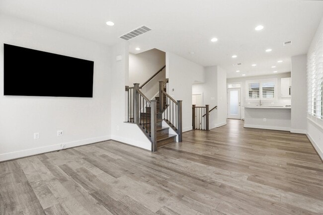 Building Photo - 6924 Rockledge Dr