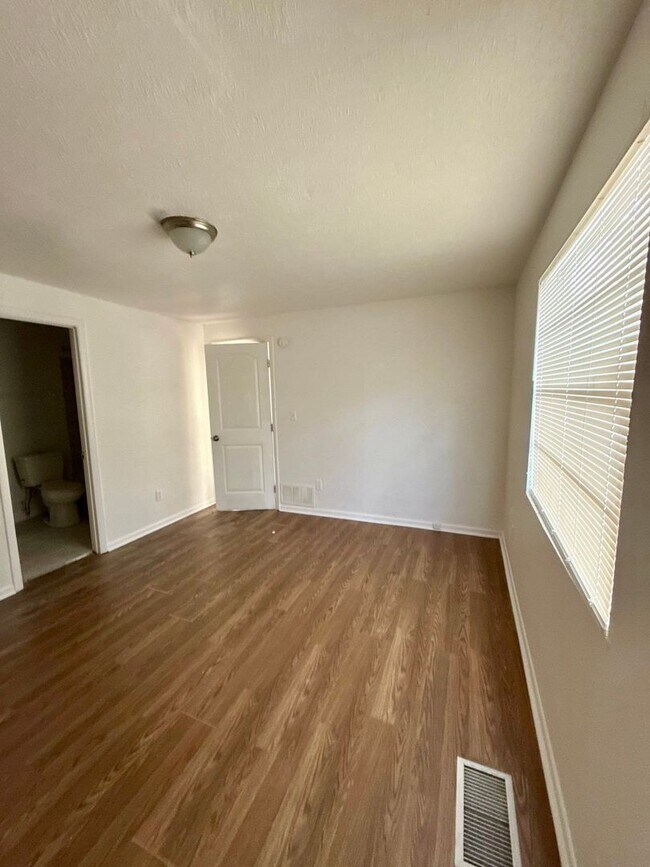 Building Photo - Large Single Family House for Rent.