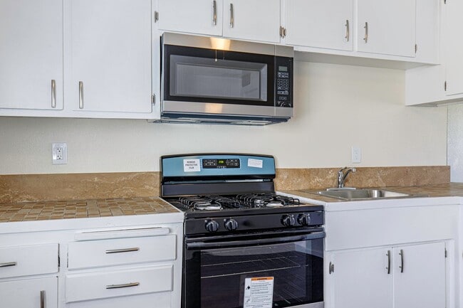 Building Photo - Spacious 2 bedroom / 1 bath renovated home...